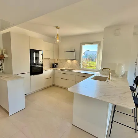Villa Contemporary Luxury In 3 Bedrooms 6 Guests Pool & Parki